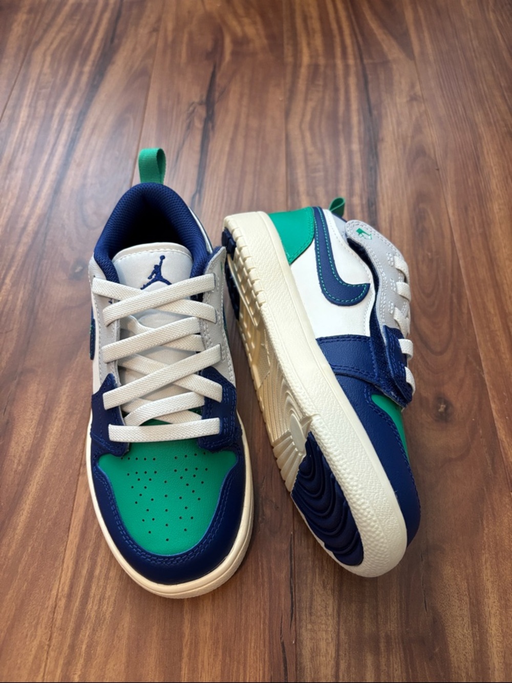 Nike Air Jordan Kids Low-Top Sneakers in Green, Navy & White